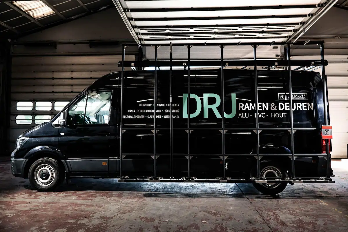 Volkswagen Crafter van DRJ Ramen & Deuren volledig uitgerust met T-Rack dakdrager, externe glasdrager en accessoires