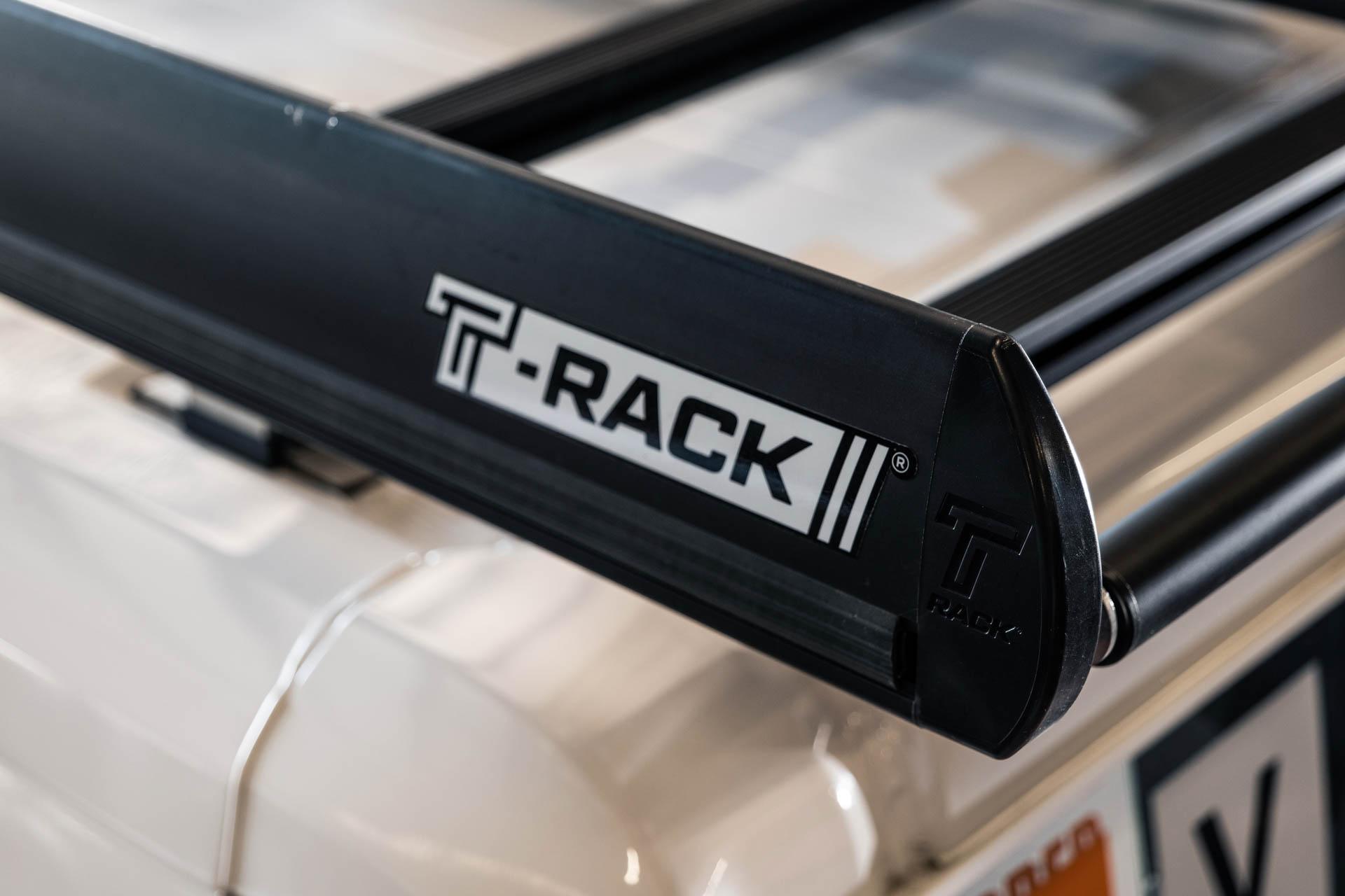 Close-up van een matzwarte T-RACK dakdrager met focus op het T-RACK logo