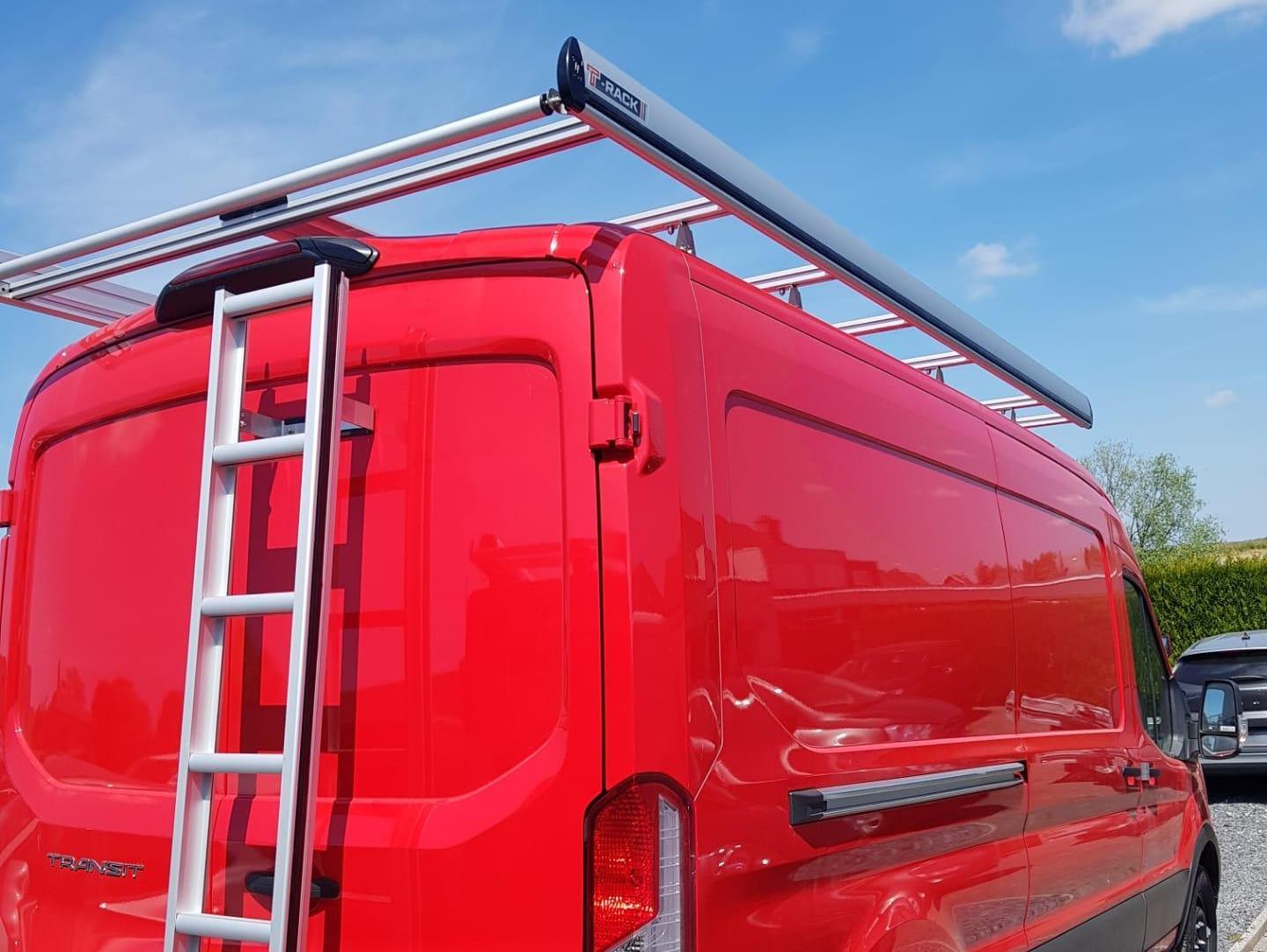 Rode Ford Transit met T-Rack dakdrager en ladder