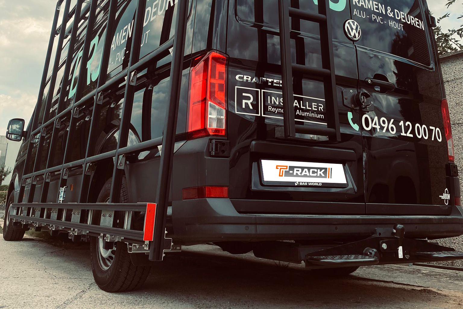 T-Rack externe glasdragers gemonteerd op een grote zwarte bestelwagen.