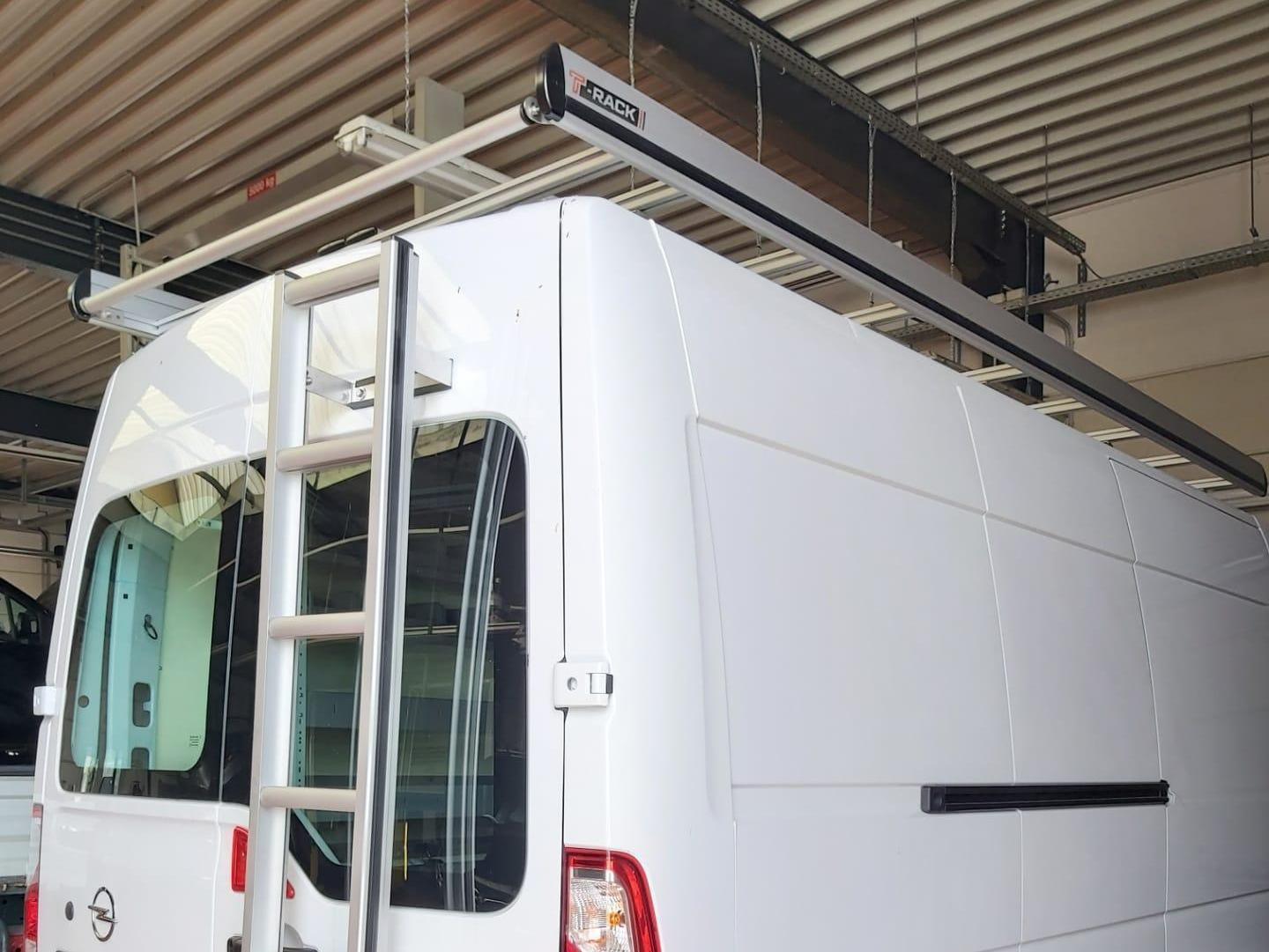 Opel Movano voorzien van T-Rack dakdrager en ladder.