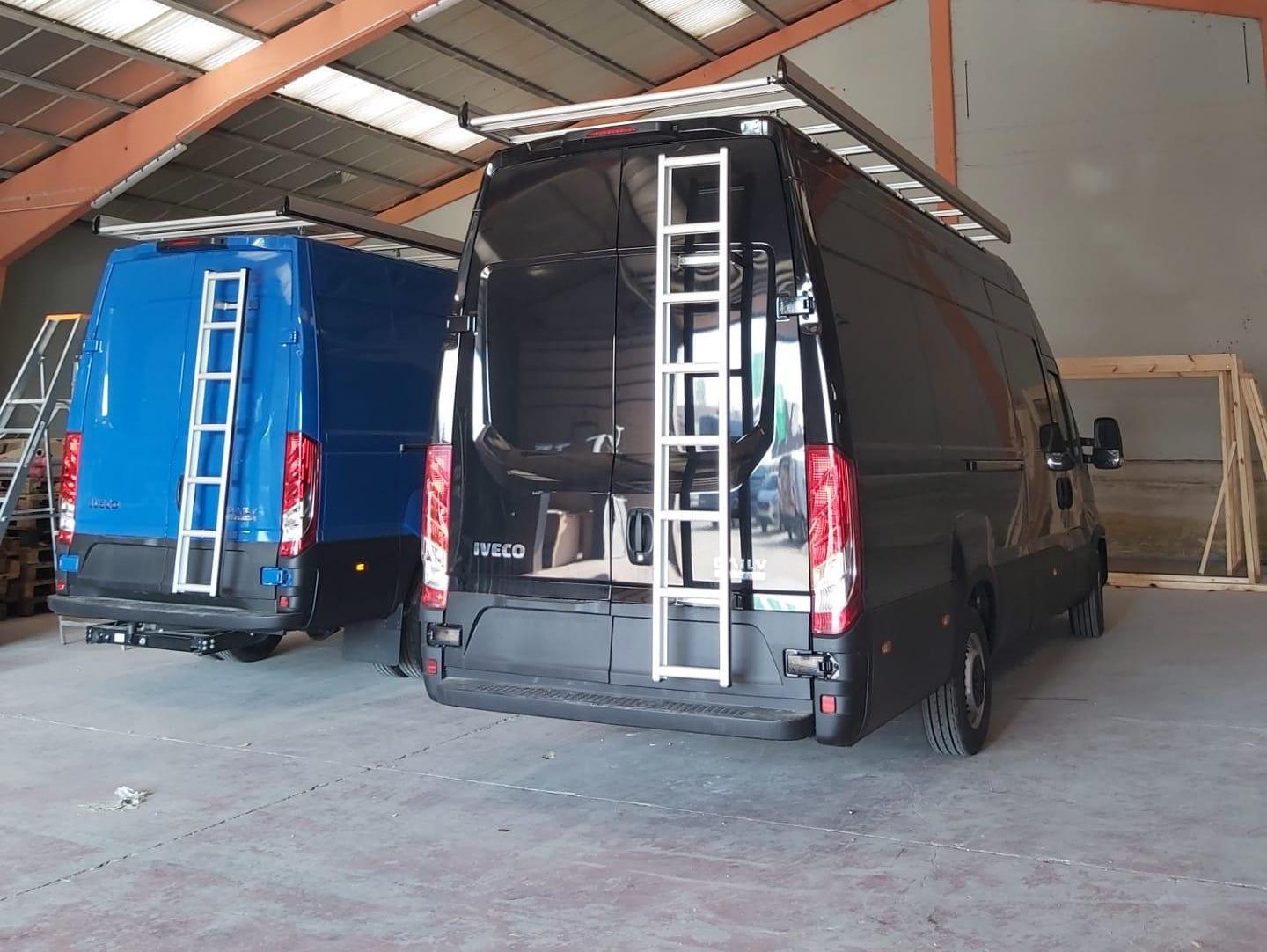 T-Rack dakdragers gemonteerd op 2 Iveco Daily's. Beiden werden ook van een T-Rack Ladder voorzien.