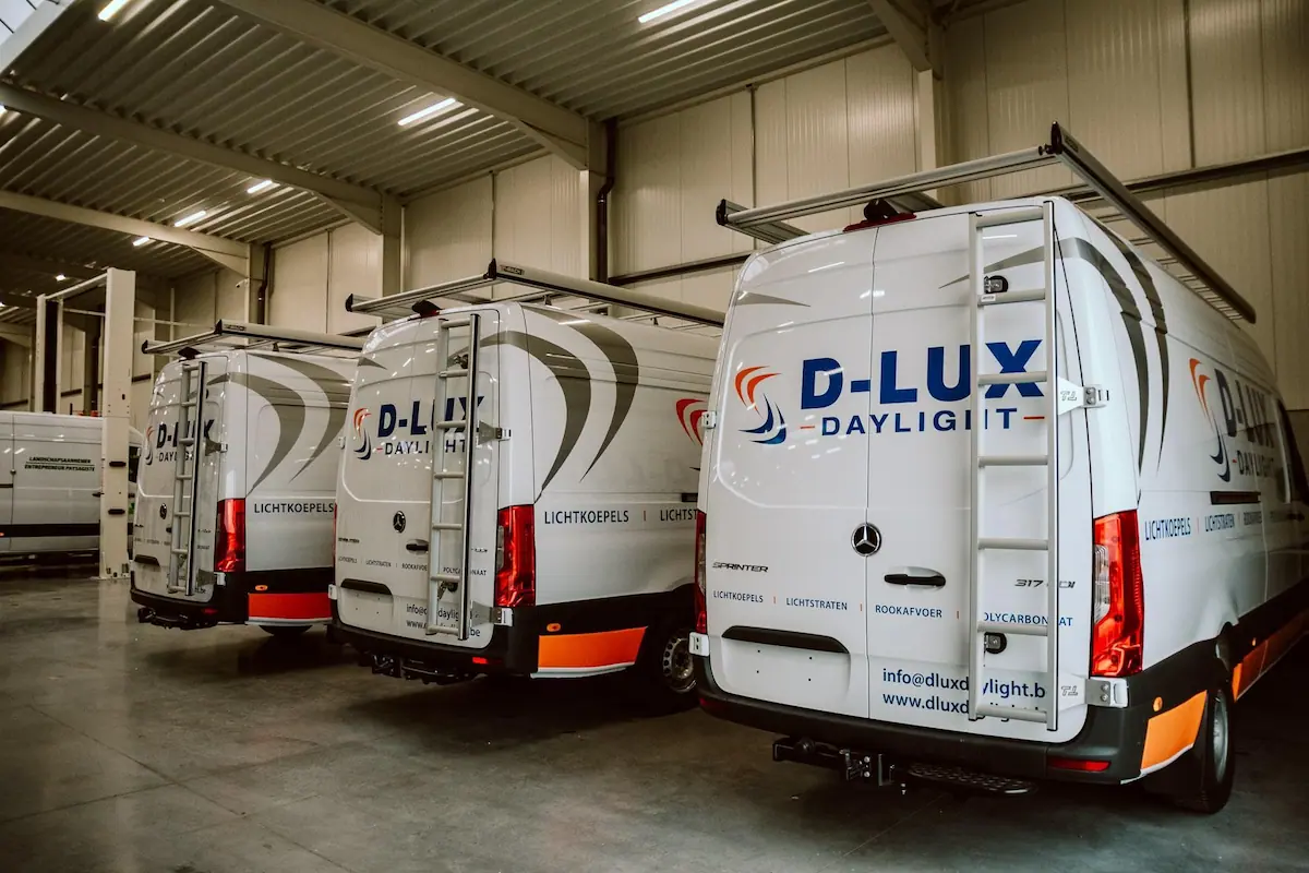 De vloot van D-Lux Daylight, volledig met T-RACK dakdragers en accessoires.