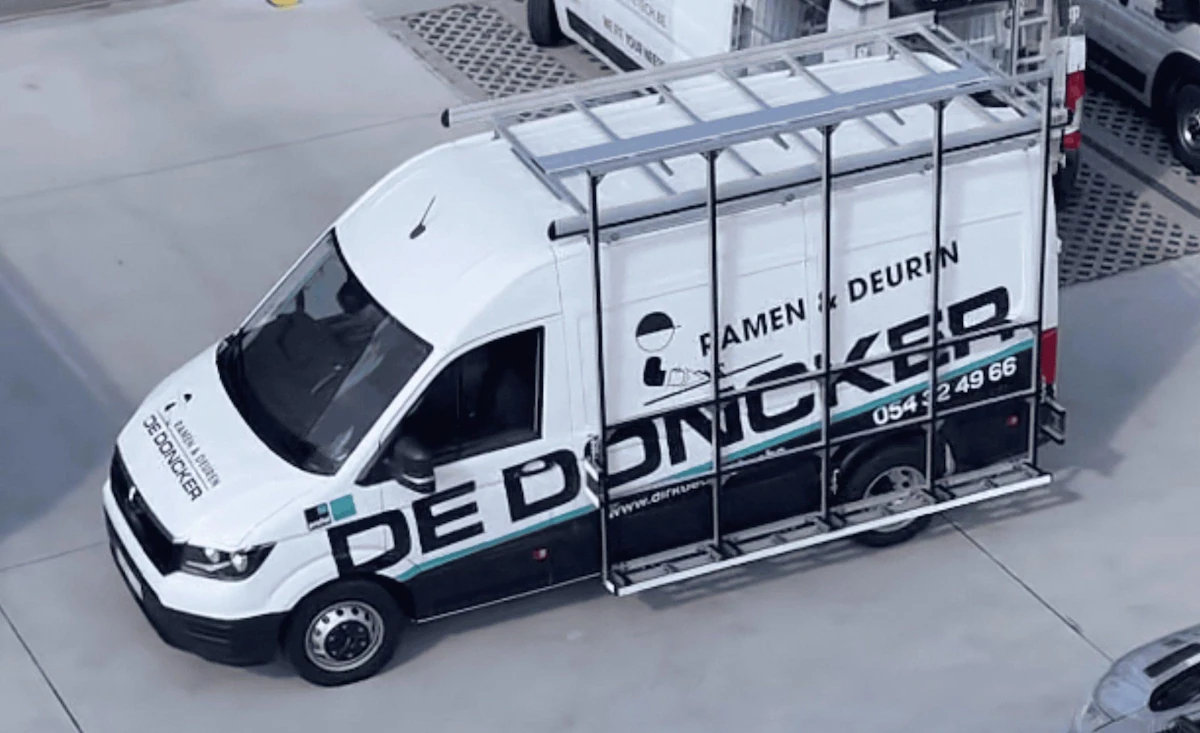 Glasdrager gemonteerd op bestelwagen van De Doncker Ramen & Deuren