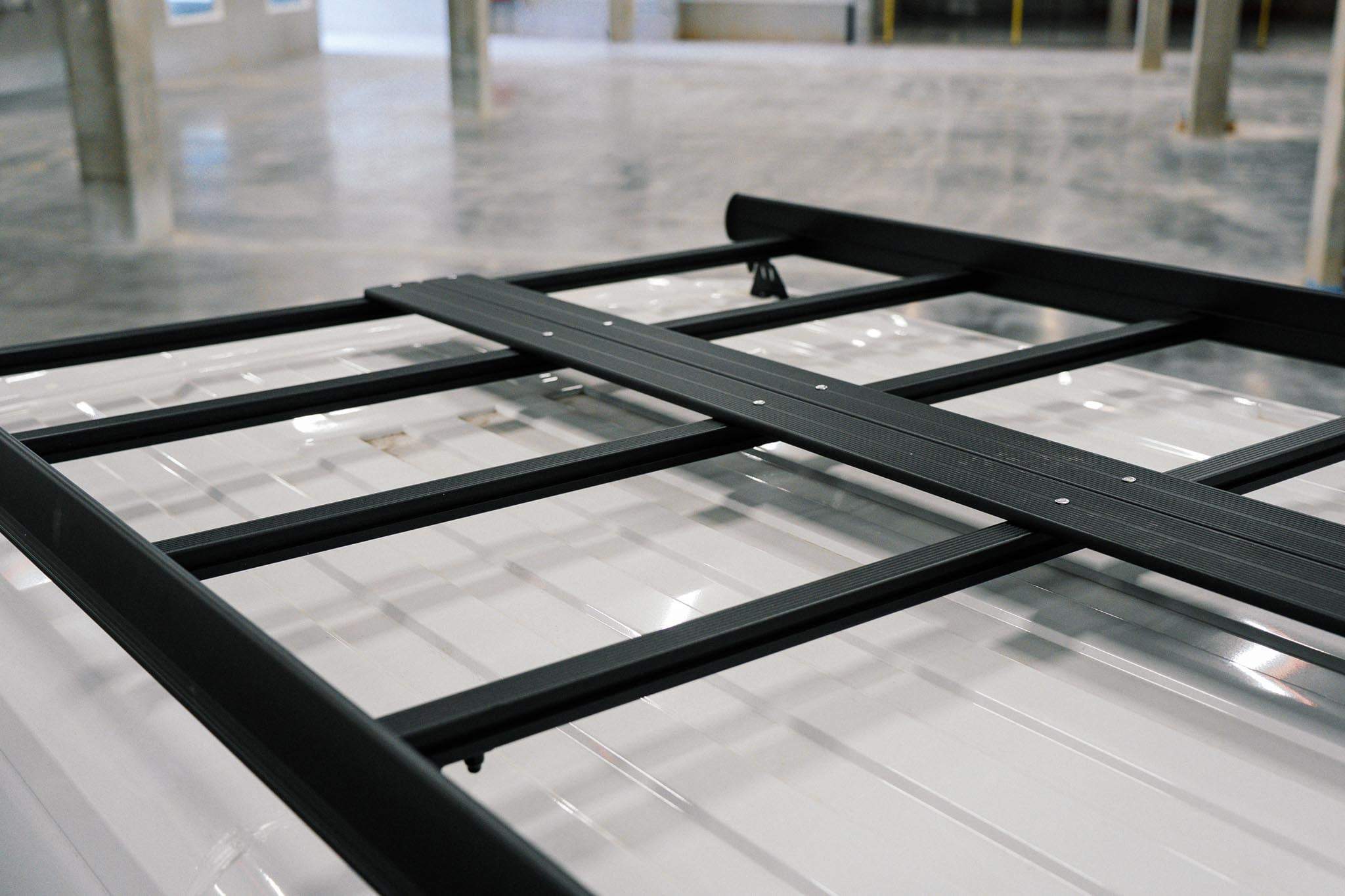Zwarte T-Rack dakdrager gemonteerd op camionette.