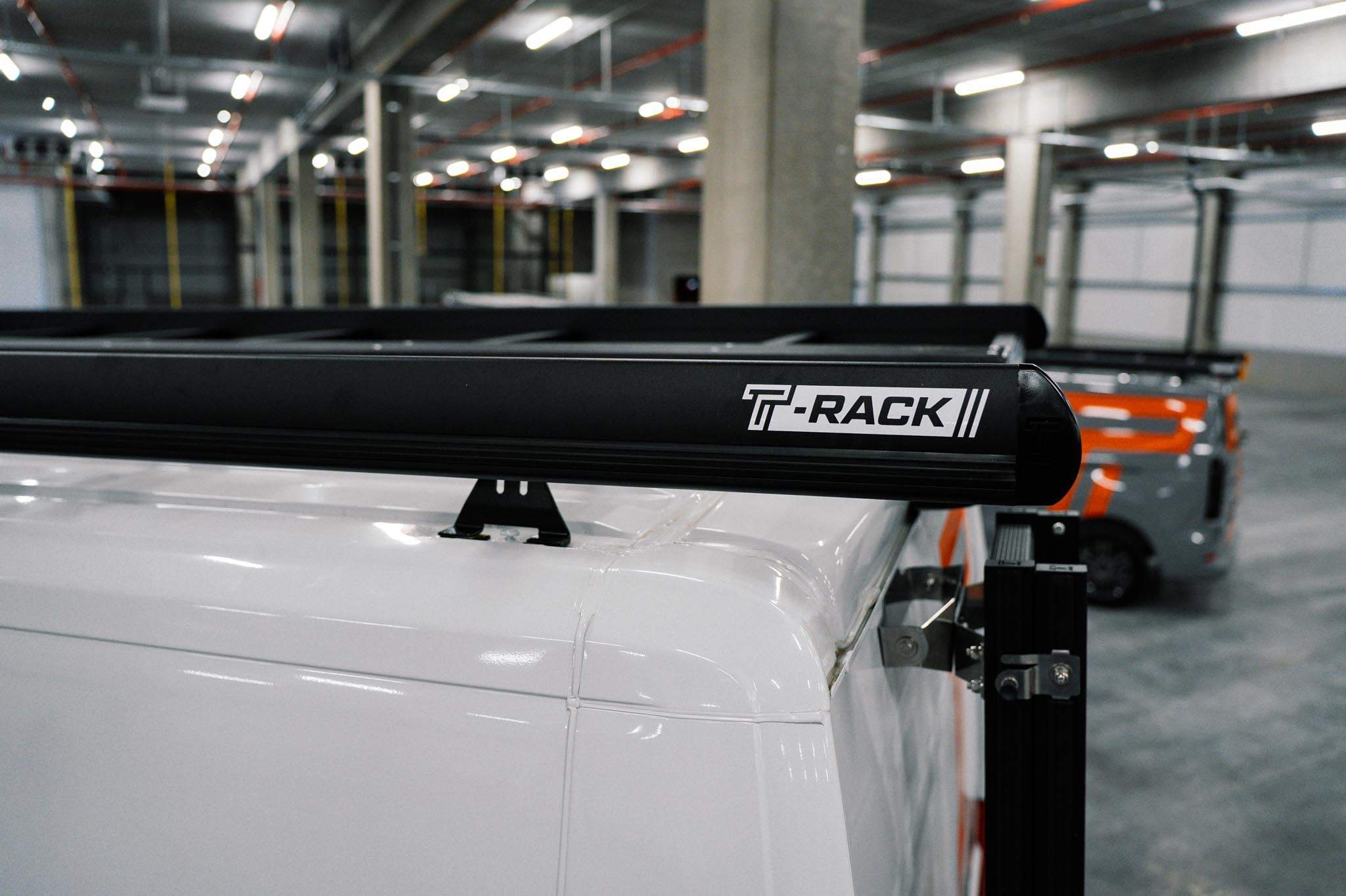 Zwarte T-Rack dakdrager met focus op logo op de achterkant