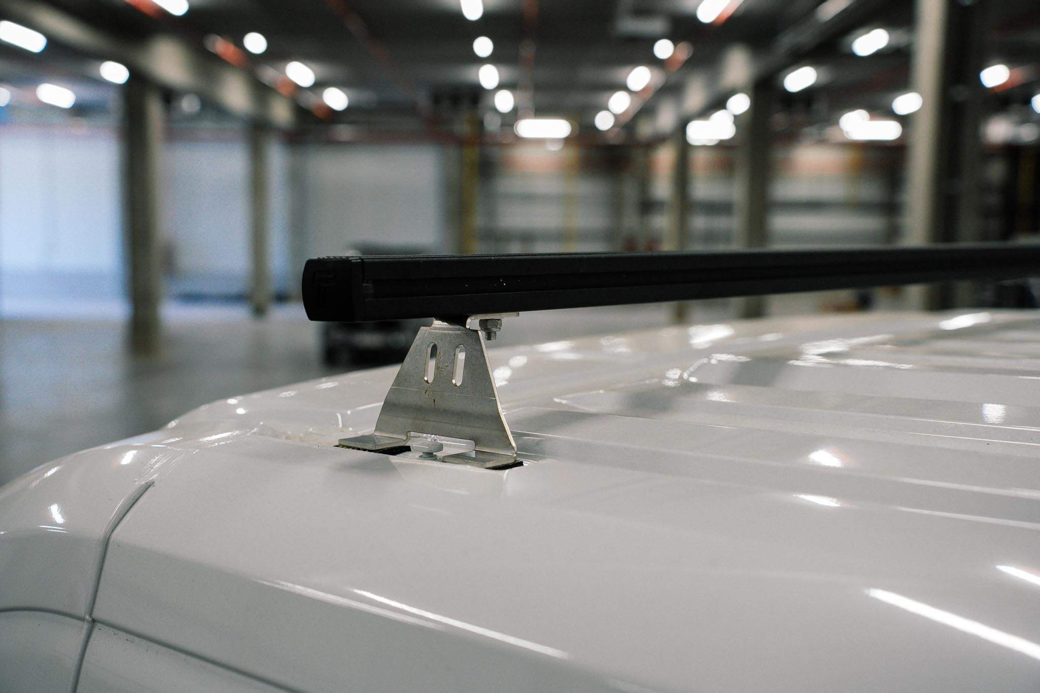Close-up van de bevestiging van zwarte T-Rack dwarsliggers
