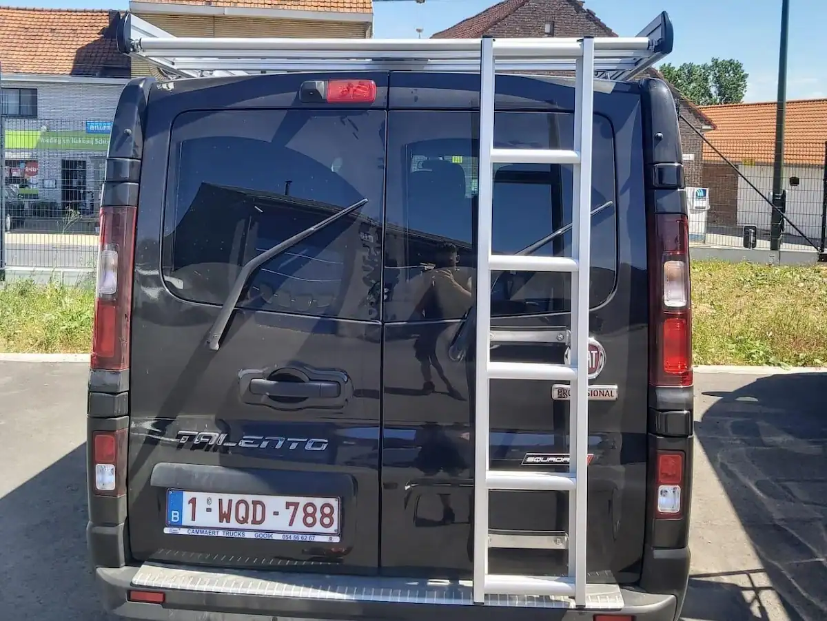 Achteraanzicht Fiat Talento met T-RACK dakdrager geïnstalleerd.