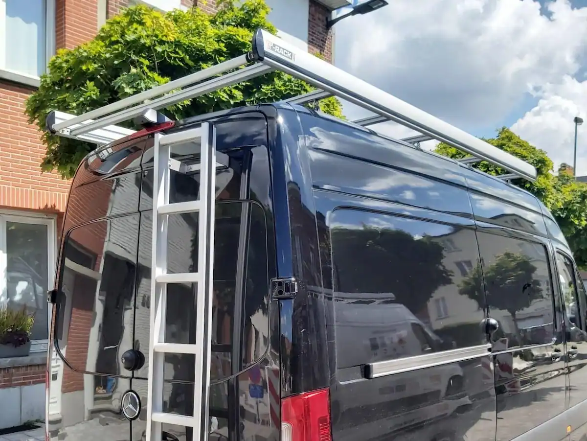 Zwarte Mercedes Sprinter uitgerust met T-Rack ladder en dakdrager