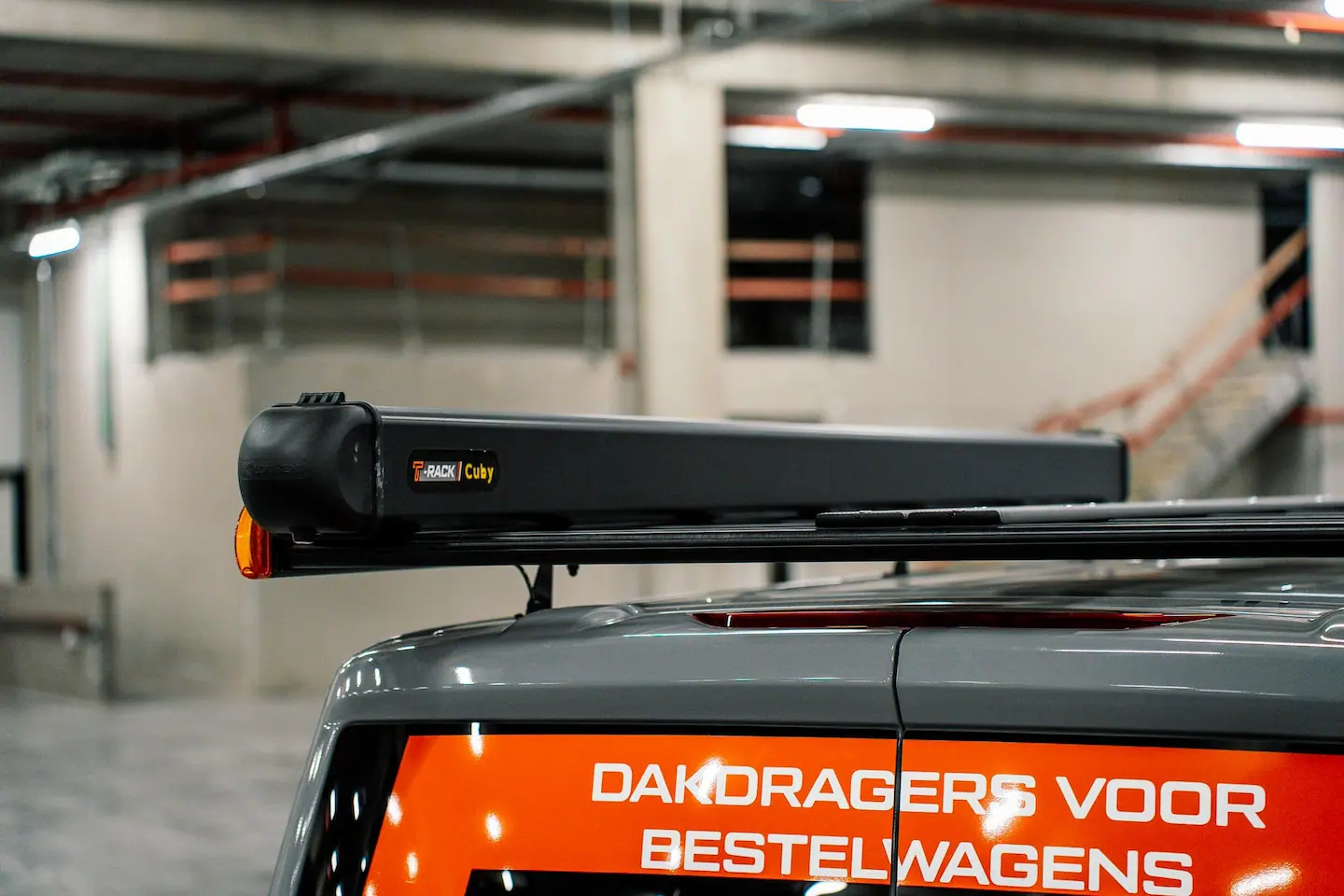 T-Rack T-Tunnel gemonteerd op een zwarte bagagedrager