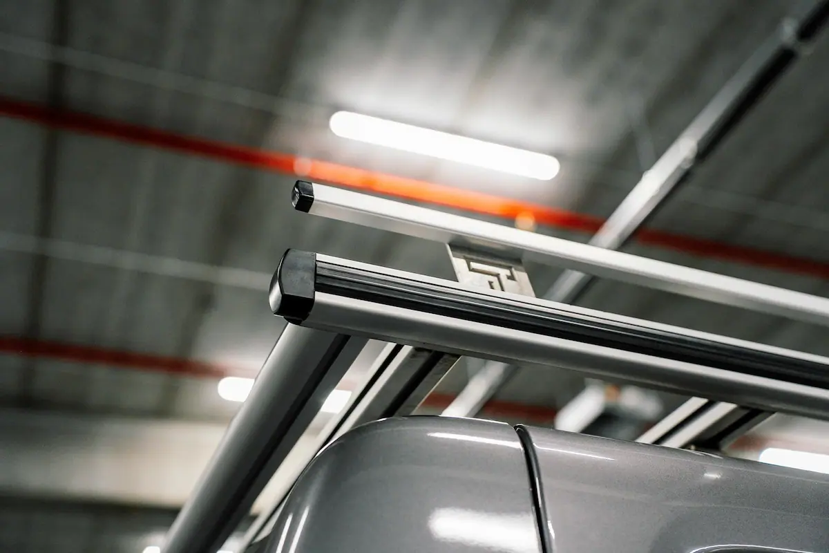Grijze T-Rack dakdrager met open zijkant