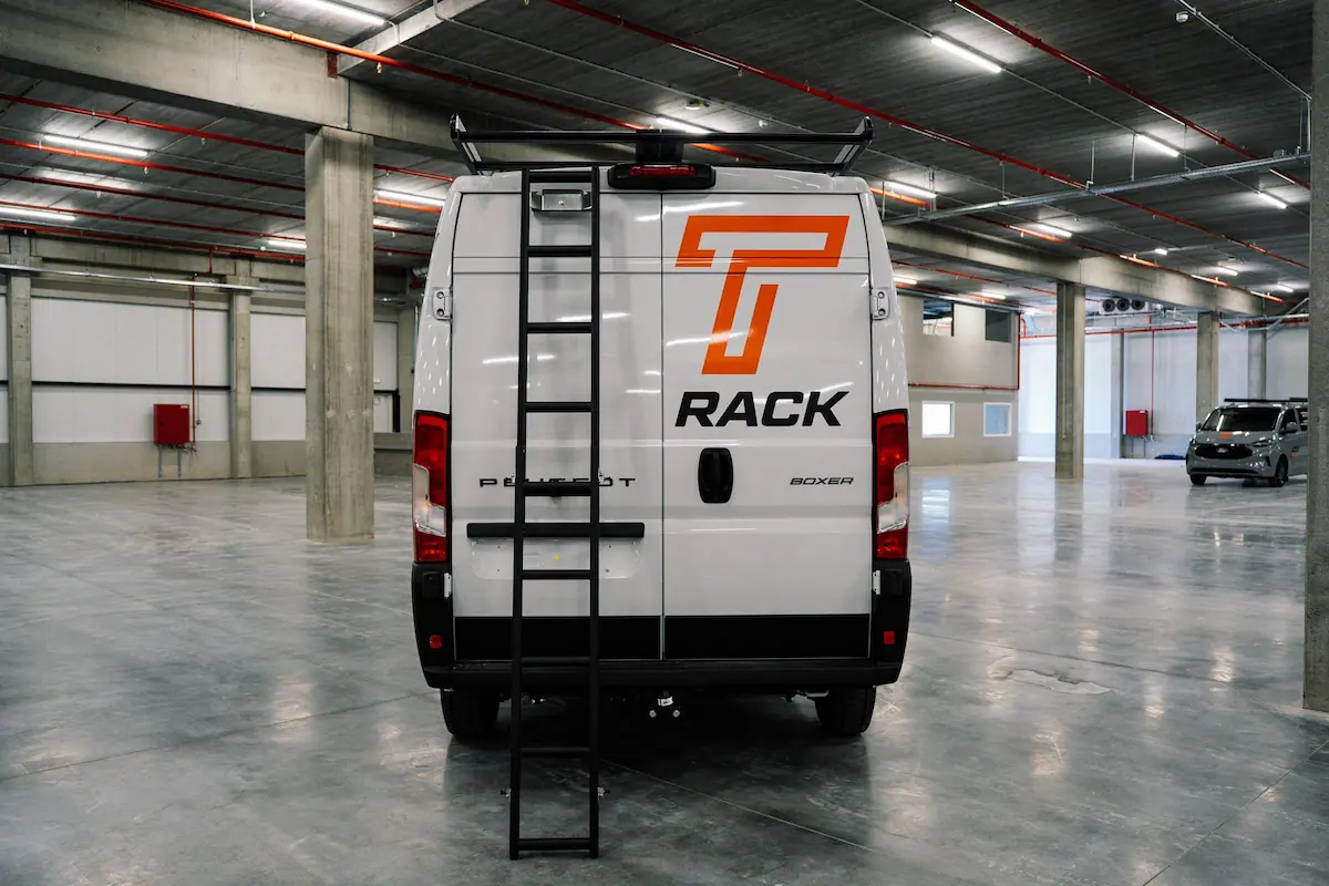 Zwarte T-Rack ladder volledig uitgeschoven met steun op de grond