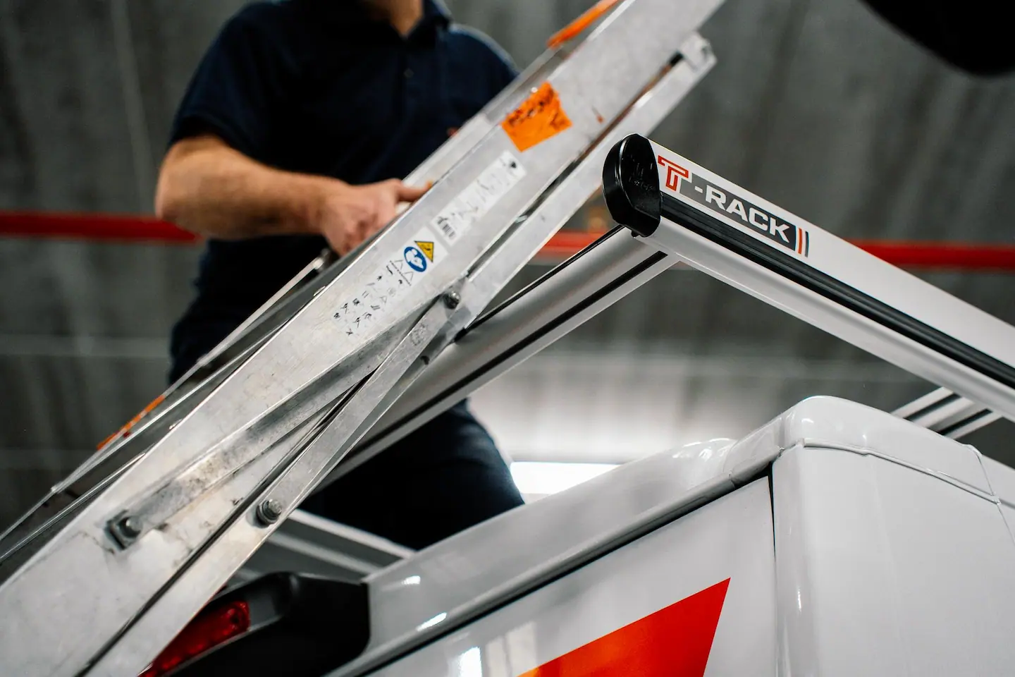 T-Rack grijze dakdrager waar lading op wordt getild via de vernieuwde rol.