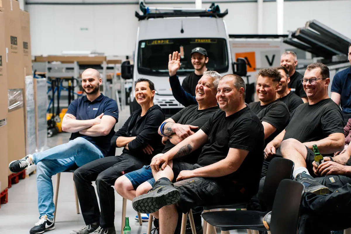 T-Rack werknemers zitten samen voor een presentatie