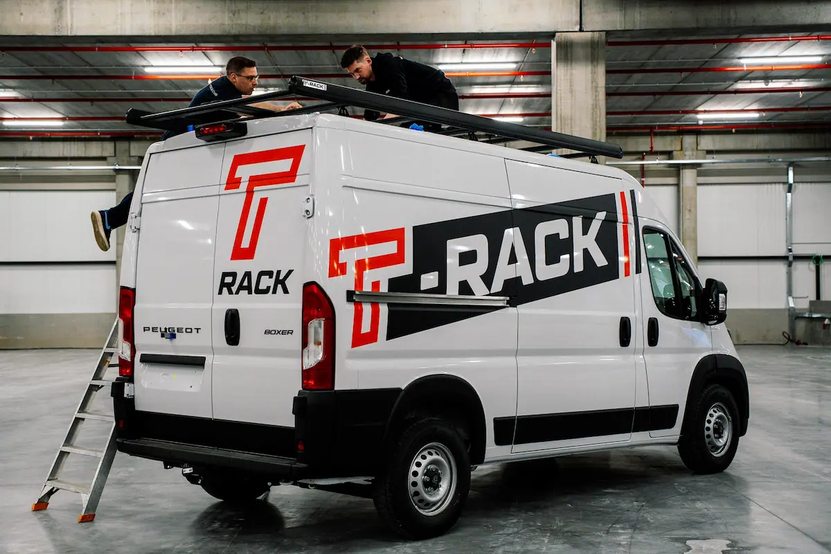 Montage van de zwarte T-Rack dakdrager op bestelwagen