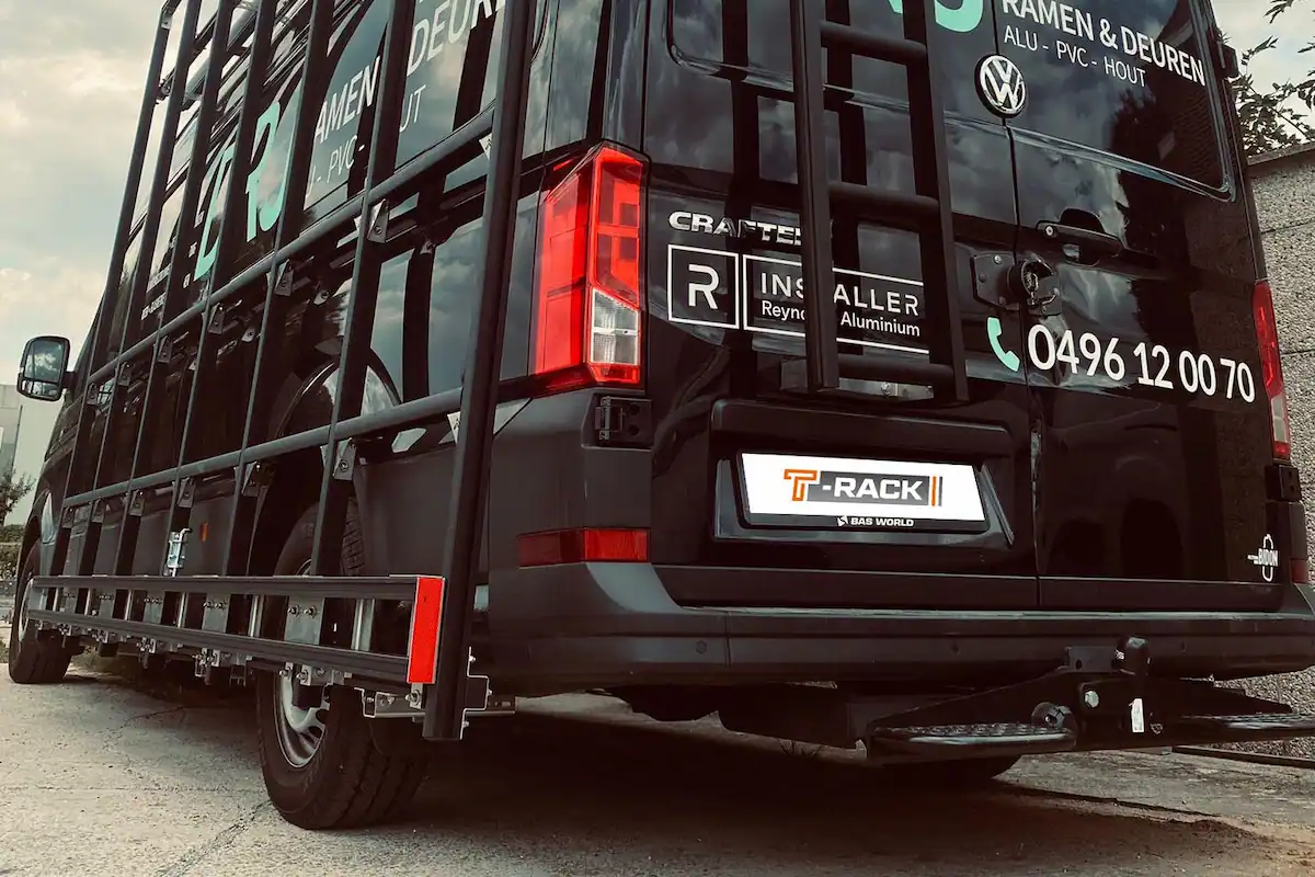 T-Rack externe glasdragers gemonteerd op een grote zwarte bestelwagen.
