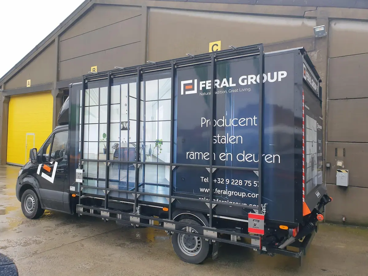 T-RACK glasdrager geïnstalleerd op een de Mercedes Sprinter van Feral Group